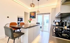 Surbiton Luxury Garden House 19